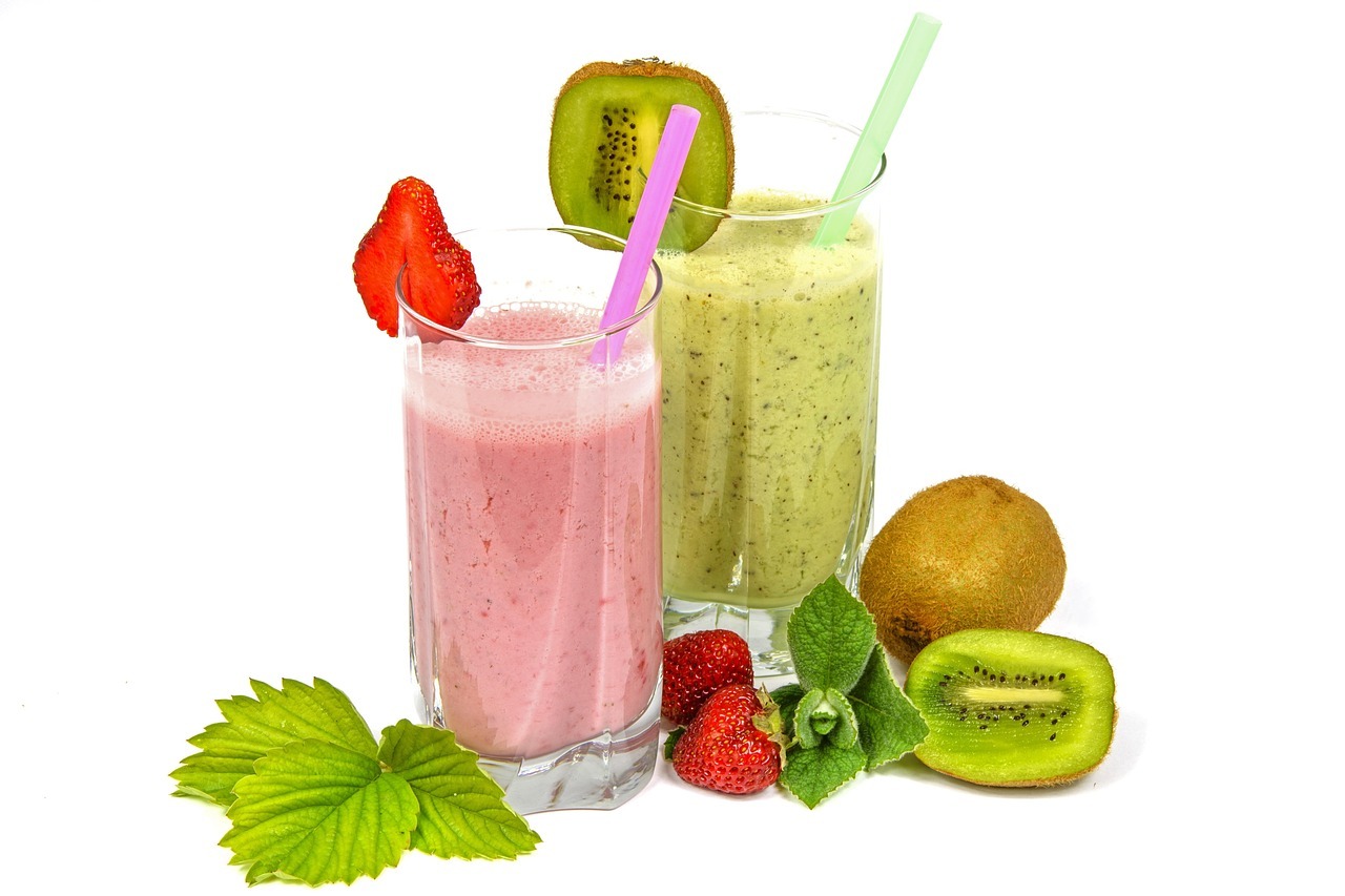 Bebida natural para adelgazar: agua tibia, vinagre de manzana, jengibre y limón
