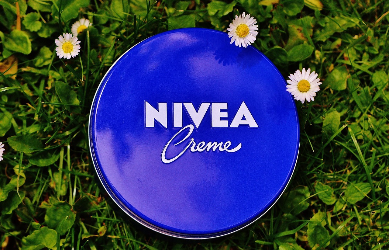 9 usos alternativos de la crema Nivea que quizá no conocías