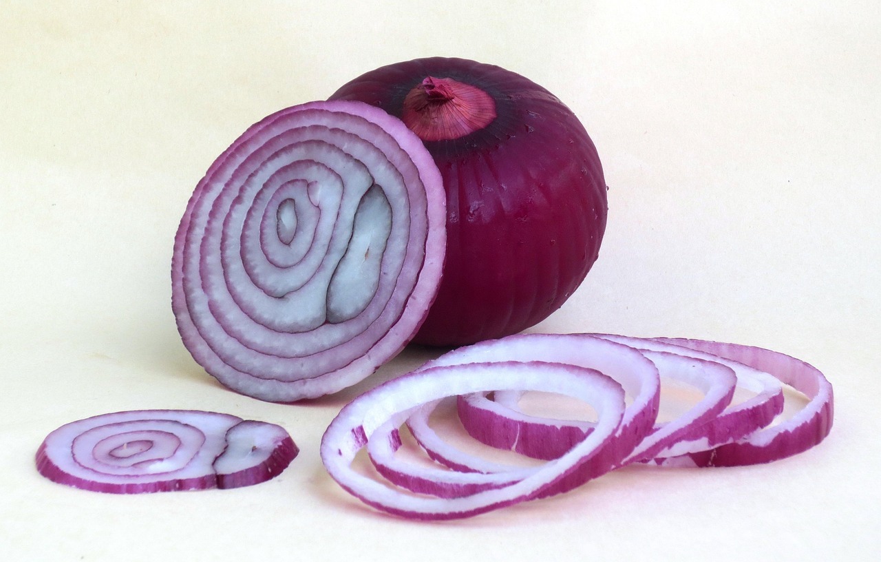 Cebolla roja y azúcar en sangre: qué dice realmente la ciencia sobre sus beneficios