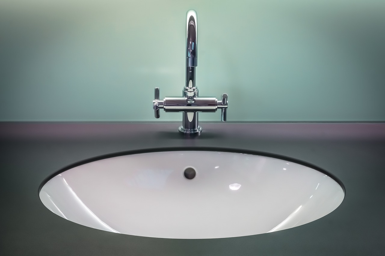 Cómo eliminar las manchas de agua dura en el lavabo y la grifería de forma rápida y sin químicos