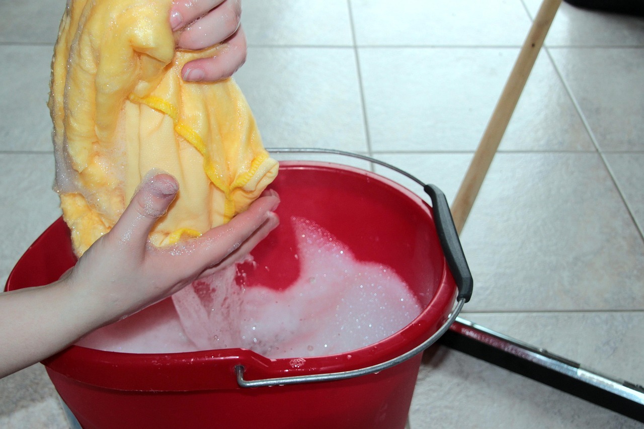 Cómo limpiar las juntas del piso de forma natural con potasa