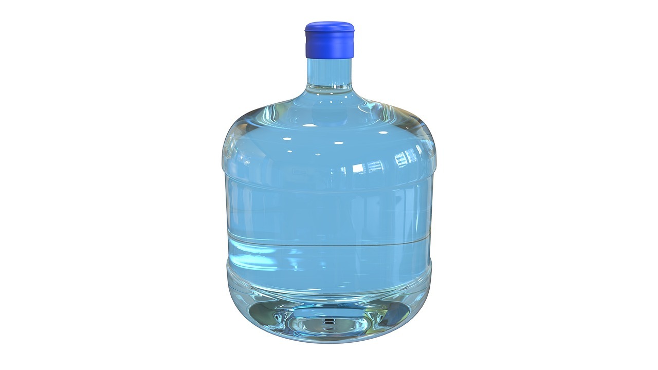 Cómo reutilizar botellas de plástico en casa: ideas prácticas para el hogar y el jardín