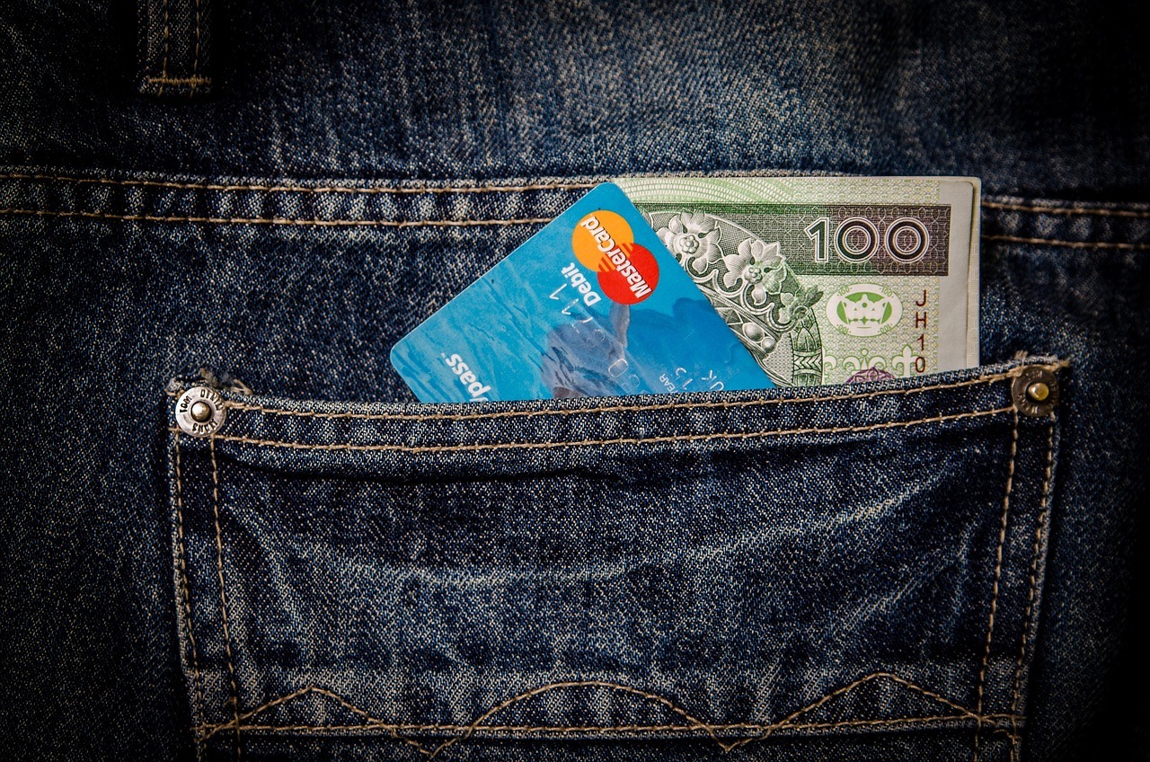 El origen del bolsillo pequeño de los jeans: la historia detrás de un detalle centenario