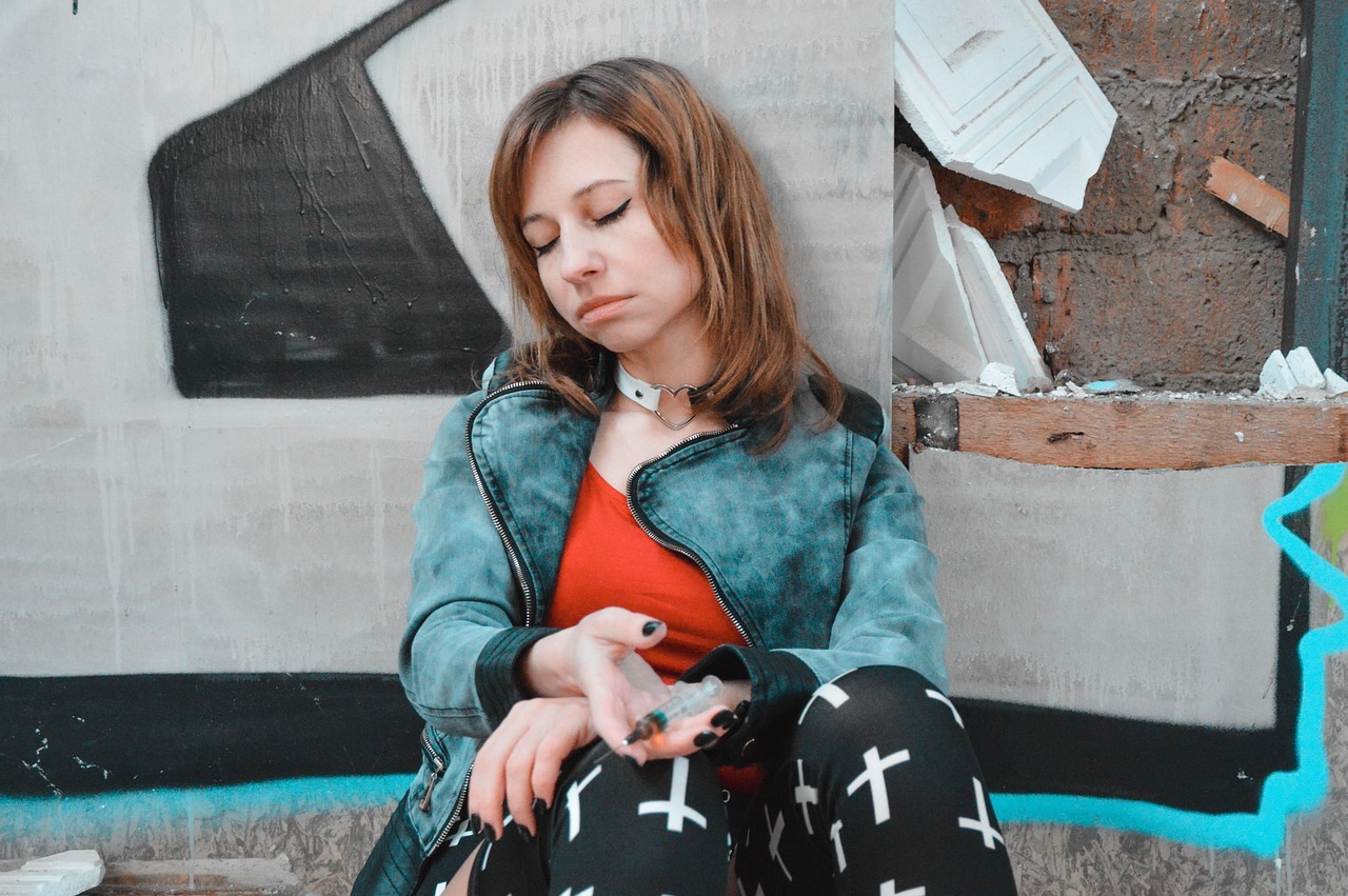 Hábitos nocturnos que afectan la salud: qué evitar antes de dormir según recomendaciones médicas