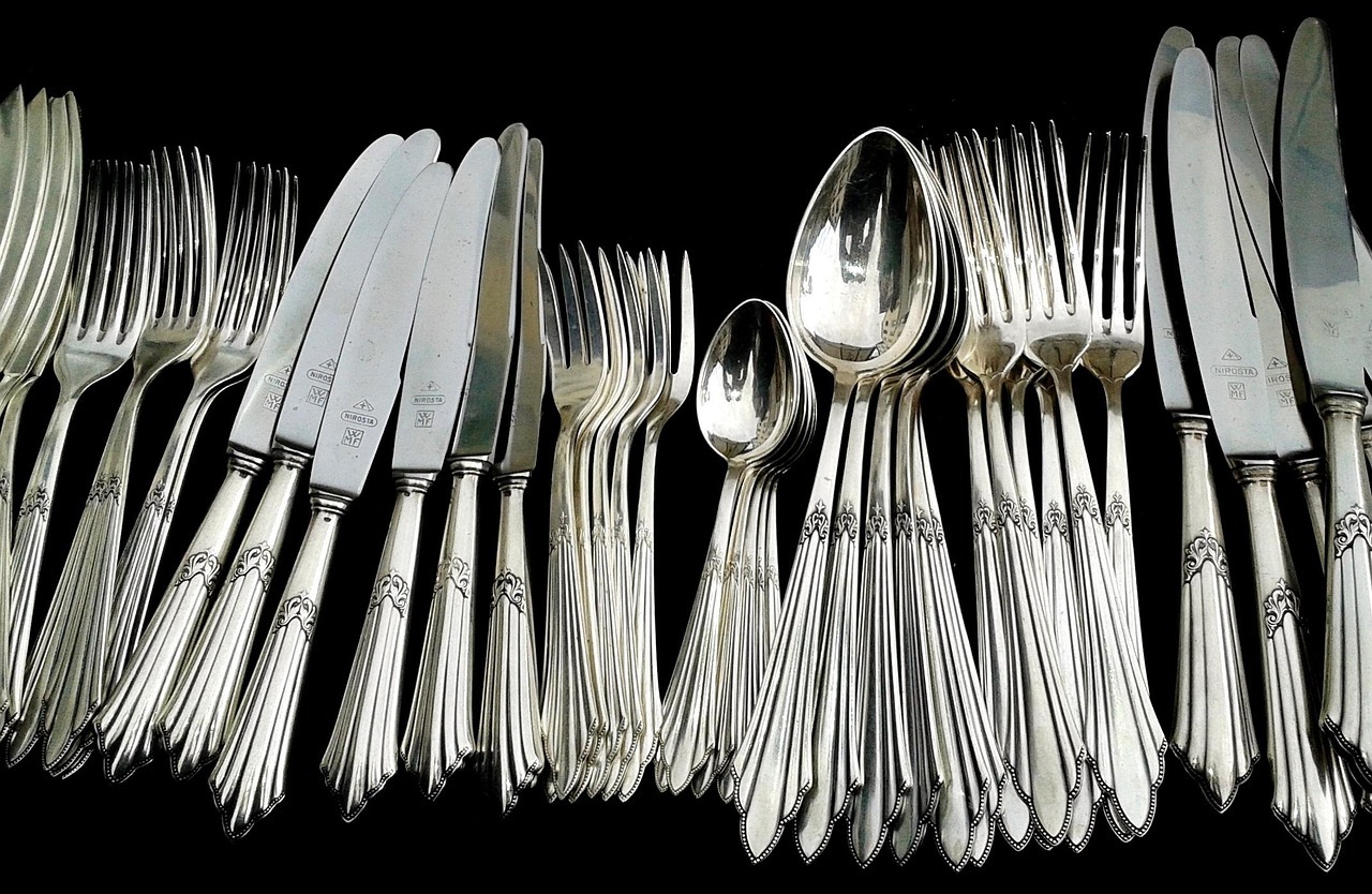 Cómo limpiar y dar brillo a utensilios de metal con carbón y jabón de glicerina