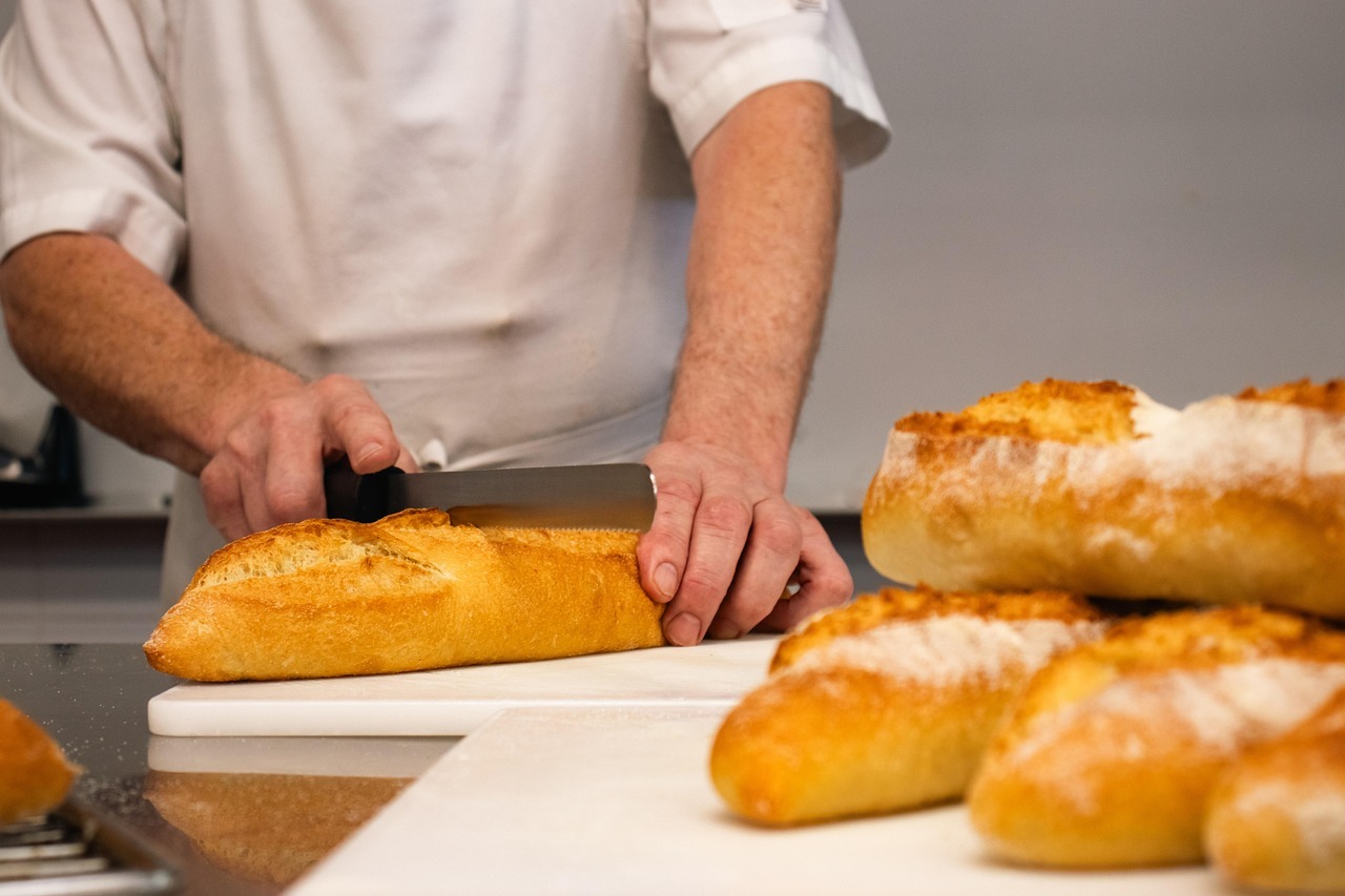Papel para hornear: por qué conviene evitarlo y qué alternativas usar en la cocina