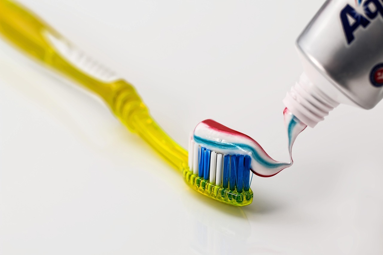 ¿Qué significa la franja de color en el tubo de pasta dental? Descubre la verdad detrás de este mito